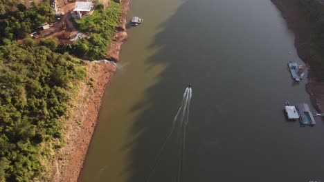 Luftaufnahme-Von-Oben-Nach-Unten-Eines-Schnellboots,-Das-An-Einem-Sonnigen-Tag-In-Südamerika-Auf-Dem-Iguazu-fluss-Kreuzt