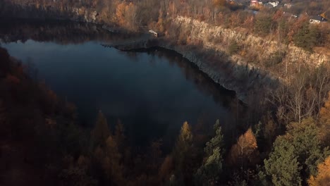Luftbild-Auf-Herbstpark-Mit-Grünem-Teich-Mit-Einigen-Schatten-An-Einem-Sonnigen-Tag