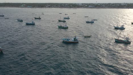 Drohnenaufnahmen-Aus-Der-Luft-Von-Vor-Anker-Liegenden-Srilankischen-Fischerbooten