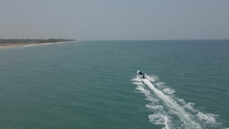 Mittlere-Luftdrohne,-Die-Nach-Einem-Schnellboot-In-Sri-Lanka-Geschossen-Wurde
