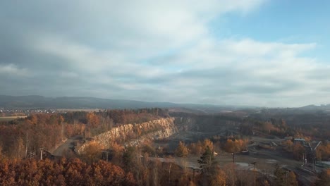 Vorwärtsluftdraufsicht-über-Bunten-Herbstwald-Am-Sonnigen-Tag-Mit-Einigen-Wolken