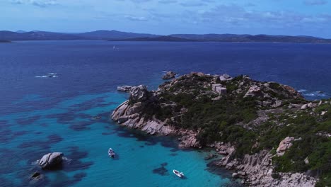 Aquamarin-Türkis-Pirate-Bay-Isola-Rossa-Sardinien-Italien-Antenne