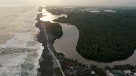Vista-Panorámica-De-La-Playa-De-El-Paredón-En-Guatemala-Durante-La-Puesta-De-Sol---Disparo-De-Drones