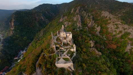 Stunning-aerial-shot-of-the-ruin-of-Dürnstein,-ascending-into-the-peaceful-Wachau-woods