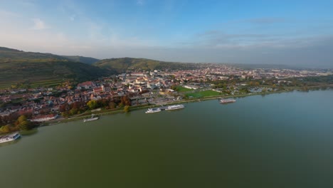 Langsam-Drehende-Luftaufnahme-Der-Städte-Stein-Und-Krems-An-Der-Donau-Mit-Ihren-Wunderschönen-Umliegenden-Hügeln-Und-Natur