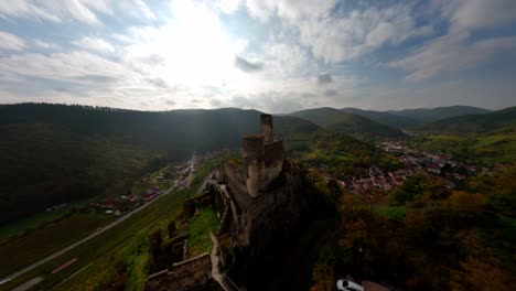 Toma-Fpv-De-La-Impresionante-Ruina-De-Senftenberg-En-La-Hermosa-Luz-Del-Atardecer-De-Otoño,-Krrmstal,-Austria