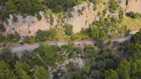 Cars-driving-on-a-mountain-road-at-Sa-Calobra,-Mallorca,-Spain