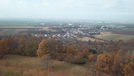 Luftaufnahme-Von-Der-Kirche-Des-Orangenbaums-Der-Berge-In-Der-Herbstsaison-Mit-Kleiner-Stadt-Im-Hintergrund