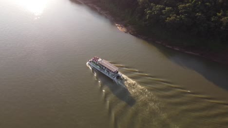 Pequeño-Ferry-Con-Crucero-Turístico-Hacia-El-Sol-Rodeado-De-Selva-Amazónica-En-América-Del-Sur
