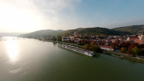 Langsam-Drehende-Luftaufnahme-Der-Stadt-Stein-An-Der-Donau-Mit-Wunderschönen-Umliegenden-Hügeln-Und-Natur