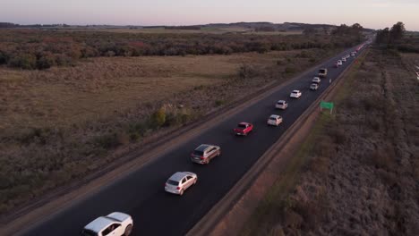 Ein-Dynamisches-Weiterfilmmaterial-Eines-Langen-Verkehrsstaus-Auf-Einer-Ländlichen-Straße-In-Uruguay,-Südamerika