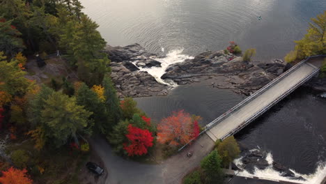 Herbstluftaufnahmen-Mit-Blick-Auf-Die-Wasserfälle-Von-High-Falls-In-Bracebridge-In-Ontario,-Kanada