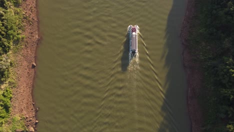 Luftaufnahme-Von-Oben-Nach-Unten-Eines-Touristenbootes-Mit-Touristen,-Die-Den-Fluss-Iguazu-Entlang-Der-Grenze-Zwischen-Brasilien-Und-Argentinien-Erkunden