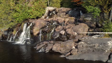 Schöner-Wasserfall-Auf-Den-Felsen-Fließt-In-Den-Fluss,-Waldbäche-Fließen-Die-Felsen-Hinunter