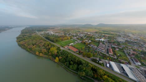 Langsam-Drehende-Luftaufnahme-Von-Mautern-An-Der-Donau-Mit-Wunderschönen-Umliegenden-Hügeln-Und-Natur