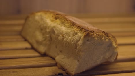 Laib-Gebackenes-Brot-Mit-Einer-Dicken-Goldenen-Kruste-Auf-Dem-Regal-Der-Bäckerei,-Makroaufnahme