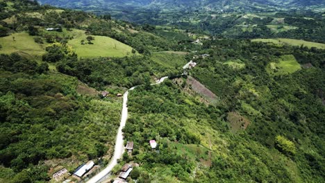 Luftaufnahme-Von-San-Agustin-Kolumbien-Unesco-ausgrabungsstätte-In-Südamerika-Mit-Andengebirgslandschaft-Und-Rio-Magdalena