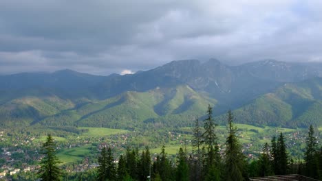 La-Cordillera-De-Tatry-Tatra-Y-El-Legendario-Pico-Giewont-En-Zakopane,-Polonia---Vistas-De-Europa