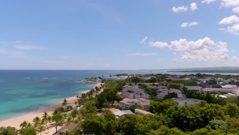 Breite-Panorama-Umlaufantenne,-Die-Einen-Atemberaubenden-Strand-In-Der-Dominikanischen-Republik-Zeigt