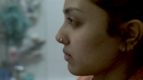 Seitenansicht-Einer-Bangladeschischen-Frau-Mit-Nasenring,-Die-Spricht,-Während-Sie-Sich-Im-Badezimmer-Die-Haare-Färben-Lässt
