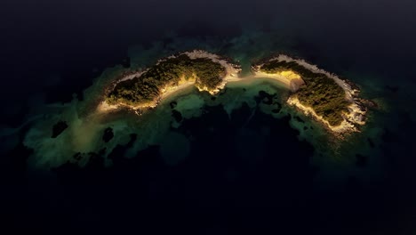 Zwillingsinseln-Ksamil-Mit-Türkisfarbenem-Ozean-Von-Oben-In-Südalbanien