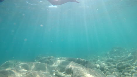 Mann-Taucht-Unter-Wasser-Am-Mittelmeer-Beim-Schnorcheln-Mit-Schnorchelmaske