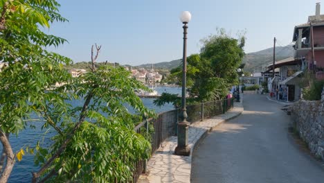 Langsamer-Schwenk-über-Eine-Kleine-Atemberaubende-Straße-Am-Meer-In-Korfu,-Griechenland