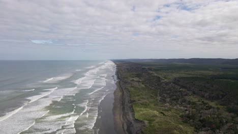 Push-out-showing-the-whole-coastline-at-the-black-sand-Muriwai-Beach,-New-Zealand