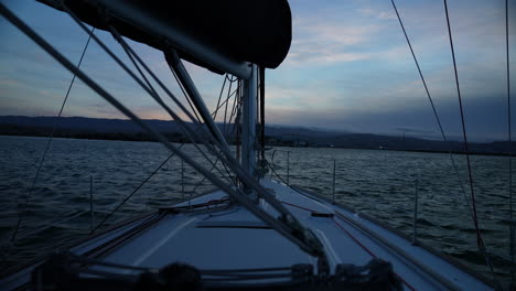 Blick-Von-Einem-Segelboot-In-Der-Bucht-Von-San-Francisco-In-Der-Nähe-Des-Jachthafens-Von-Redwood-City-Bei-Sonnenuntergang