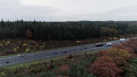Drohnenaufnahme-Einer-Autobahn-Bis-Hinunter-Zu-Den-Bäumen-Im-Herbst