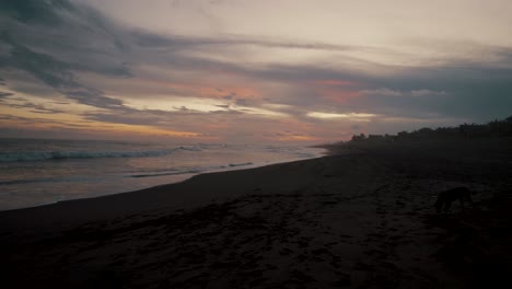 Sonnenuntergangslandschaft-Am-Strand-Von-El-Paredon-In-Guatemala---Handheld
