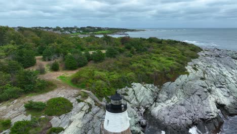 Newport-Rhode-Island-cliffwalk-and-lighthouse-by-ocean