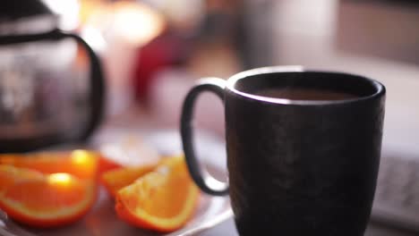 Gemütlicher-Hintergrund-Einer-Tasse-Mandarinen--Oder-Mandarinentees,-Selektiver-Fokushintergrund-Mit-Kopienraum,-Entspannendes-Konzept