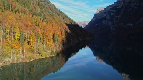 Spektakulärer-Herbstblick-Auf-Den-Klontaler-See