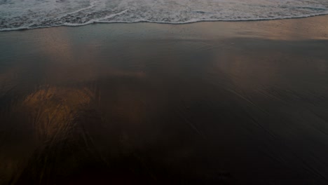 Rollende-Wellen-Am-Strand-Von-El-Paredon-In-Guatemala-Bei-Sonnenuntergang---Handgerät