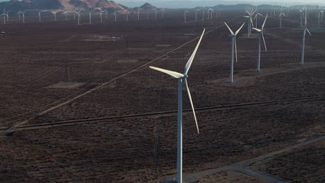 Vista-Aérea-De-Una-Gran-Variedad-De-Turbinas-Eólicas-En-El-Paisaje-De-California,-EE.UU.,-Concepto-De-Energía-Verde