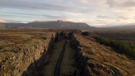 Luft-Nach-Vorne-Aufsteigend-über-Canyon-Im-Thingvellir-Nationalpark-Mit-Atemberaubender-Landschaft