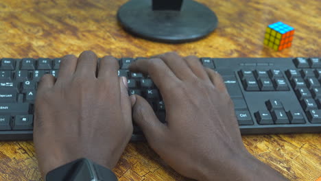 Tastatureingabe-Mit-Zwei-Händen
