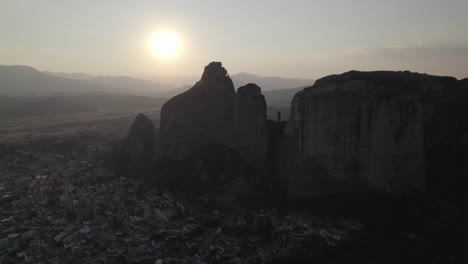 Luftaufnahme-über-Die-Stadt-Kalabaka-Bei-Sonnenuntergang-Neben-Felsenmonolithen,-Griechenland