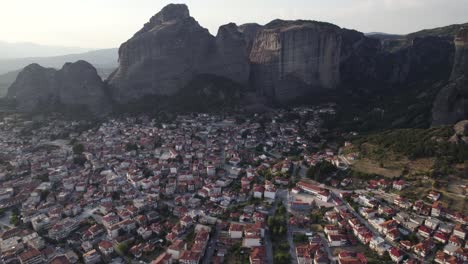 Kalampaka-town-in-Greece-next-to-massive-precipitous-sandstone-cliffs-in-Thessaly,-Meteora---aerial-view