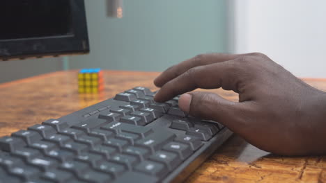 Tastatur,-Die-Hand-Am-Computer-Schreibt