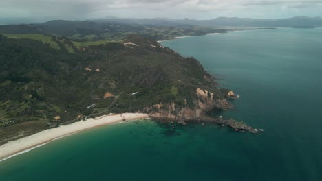 Aussichtspunkt-In-Neuseeland-Mit-Küste-Im-Hintergrund
