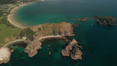Vuelo-Cinematográfico-De-Drones-Sobre-La-Bahía-De-Opito,-Nueva-Zelanda