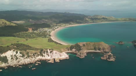 Flying-through-the-mountains-of-New-Zealand-over-stunning-clifftop-bays