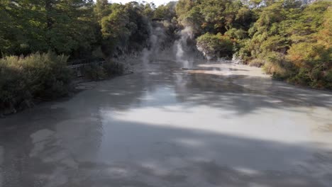 Slow-push-in-above-boiling-mud-pools-at-Waiotapu,-Rotorua,-New-Zealand