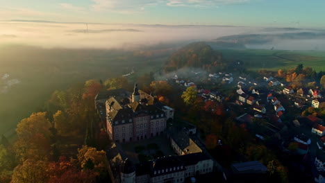 Luftbild-Des-Historischen-Schlosses-Bei-Bewölktem-Tag-Im-Abendlicht,-Deutschland