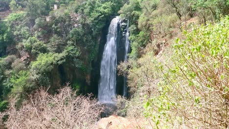 Handaufnahme-Der-Atemberaubenden-Thomson-Falls,-Dem-Höchsten-Wasserfall-Kenias