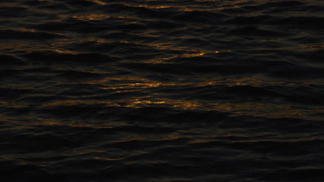 Meditative-Wellen-Mit-Goldenem-Orangefarbenem-Sonnenuntergangslicht,-Das-Sich-In-Den-Wellen-Widerspiegelt