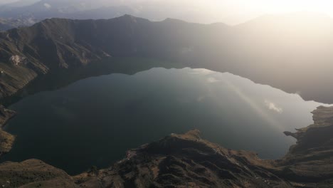 Panorama-Del-Lago-Del-Cráter-Del-Volcán-Quilotoa,-Quilotoa,-Ecuador