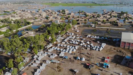 Vista-Aérea-Del-Campamento-Para-Víctimas-De-Inundaciones-En-Maher,-Sindh